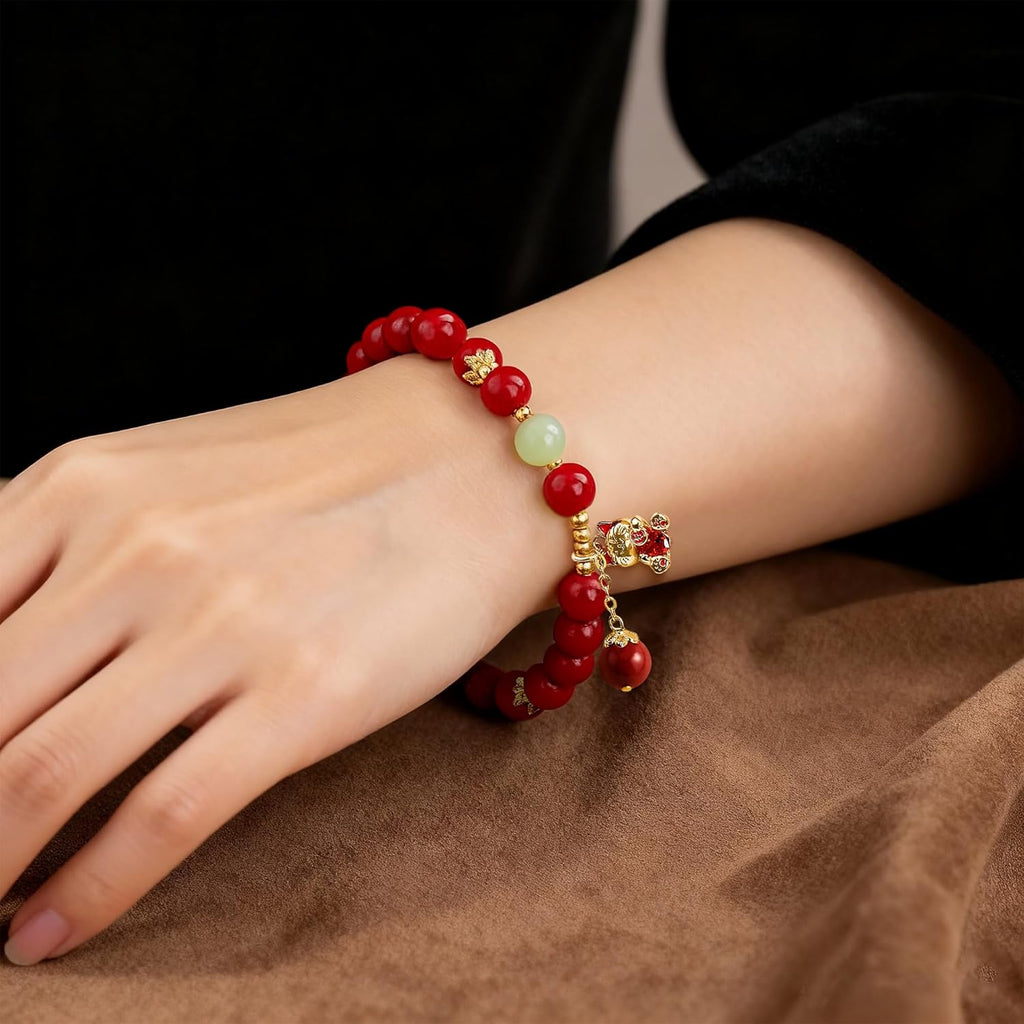 Maneki-neko Pendant Bracelet: A healing bracelet that attracts wealth and good fortune